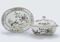 QIANLONG (1736-95) A RARE OVAL FAMILLE ROSE ‘DOUBLE PEACOCK’ TUREEN, COVER AND STAND